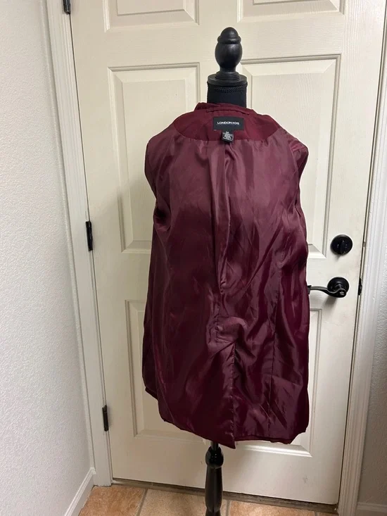 London fog medium maroon trench coat with button details with belt, Size Medium - Picture 10 of 10
